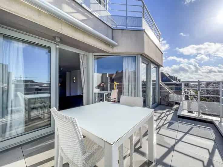 Duplex Te Koop: Zonnig Appartement met Terrassen Nabij Winkels en Dijk