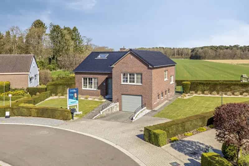 Huis te koop: Vernieuwde woning met garage en tuin