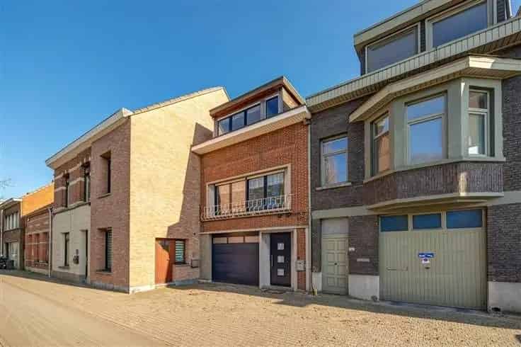 Bel-étage te Koop Brasschaat: Ruime woning met garage en zonnepanelen