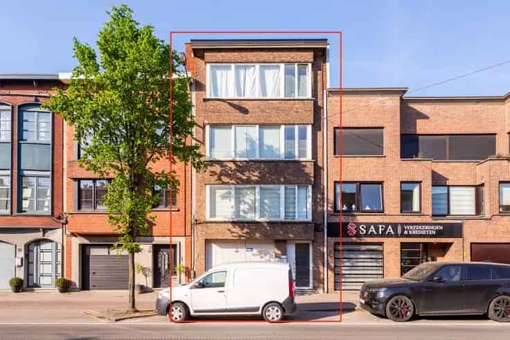 Appartementenblok Te Koop: Vergunde Opbrengsteigendom met 3 Appartementen en Garage
