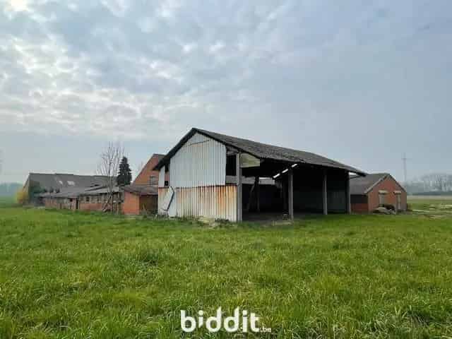 HOEVE & LANDBOUWGROND Te renoveren