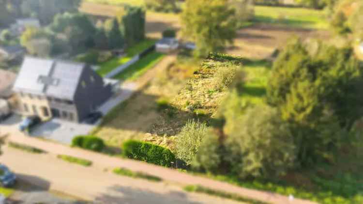 Rustig gelegen bouwgrond van 7a85ca met vergunde plannen !