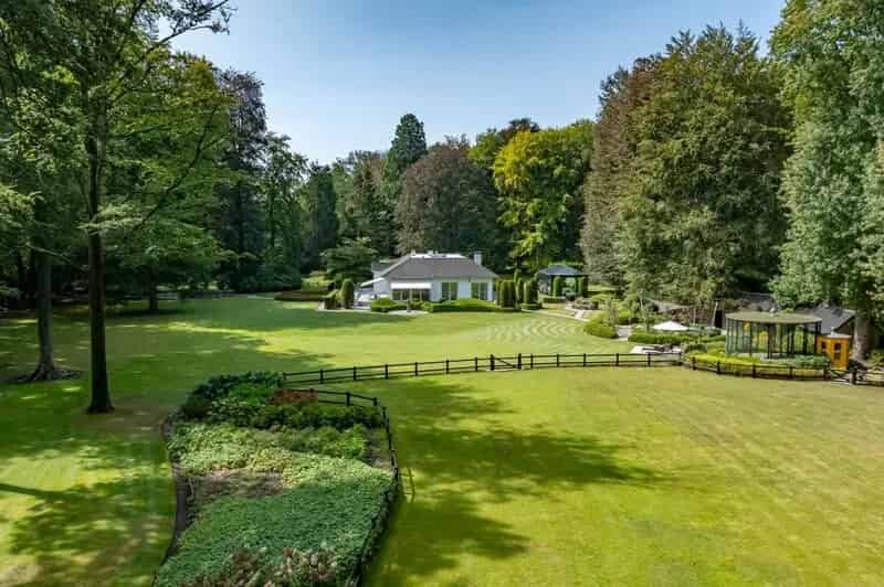 Luxe Villa te Merksplas met Praktijkruimte en Grote Tuin