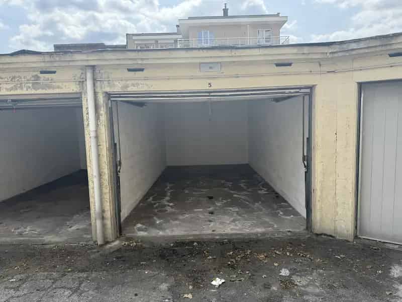 Garagebox te koop Vorst - Gesloten garage met slagboom
