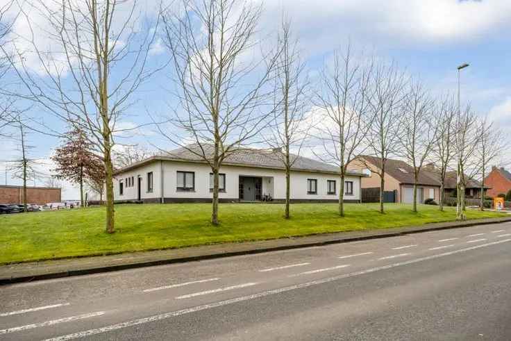 Te koop villa in Vlamertinge met 4 slaapkamers en ruime tuin