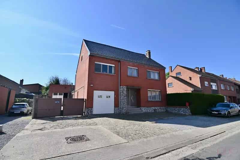 Ruime Open Bebouwing 4 Slaapkamers Loodsen