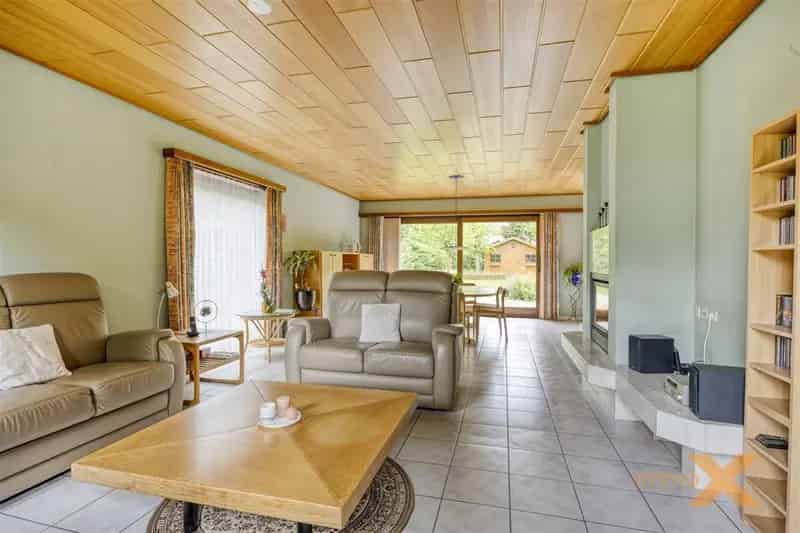 Ruime Villa met Grote Tuin te Koop in Lembeke