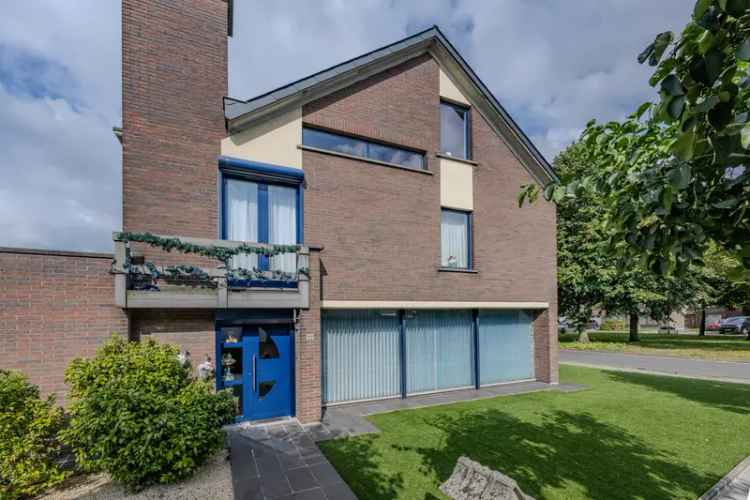 Halfopen Hoekwoning Met Garage & Oprit