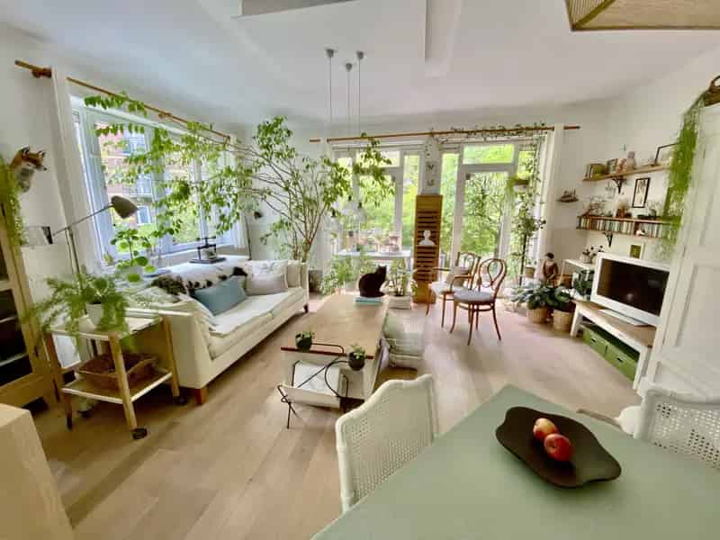 Lichtrijk gelijkvloers appartement met tuin te koop