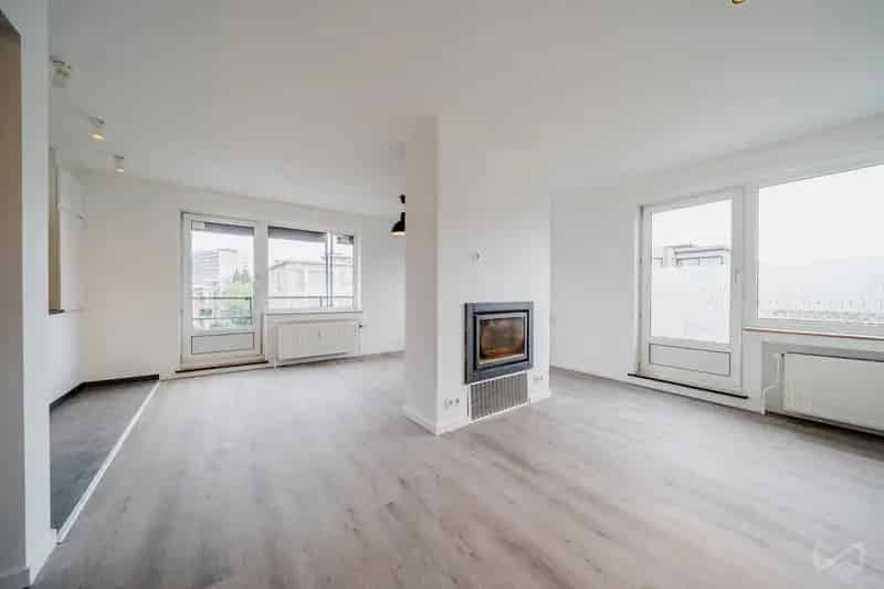 Evere Appartement te Huur 2 slaapkamers Gerenoveerd Terras Nabij Station Bordet