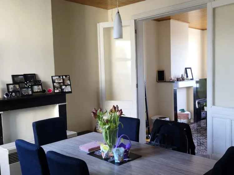 Woning nabij het centrum met 3 slaapkamers & uitweg.