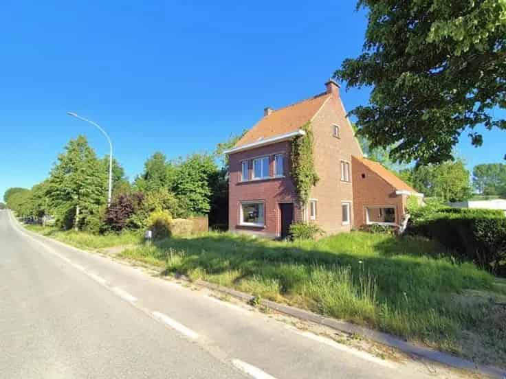 Huis Te Koop: Verkavelbare Bouwgrond met 3 Slaapkamers