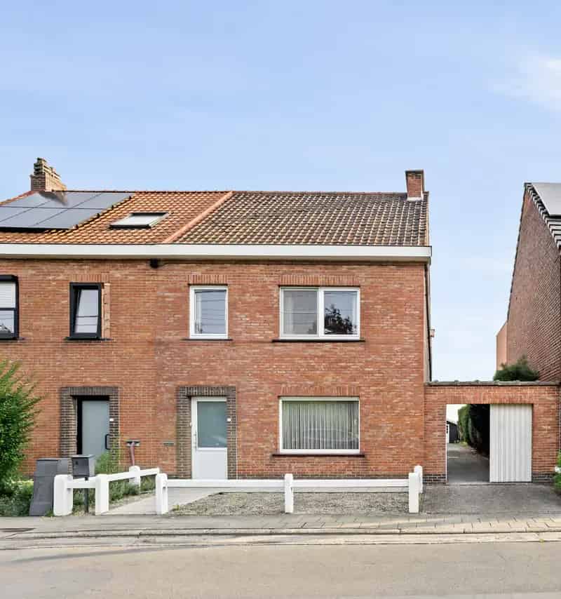Te renoveren woning met tuin en garage nabij station