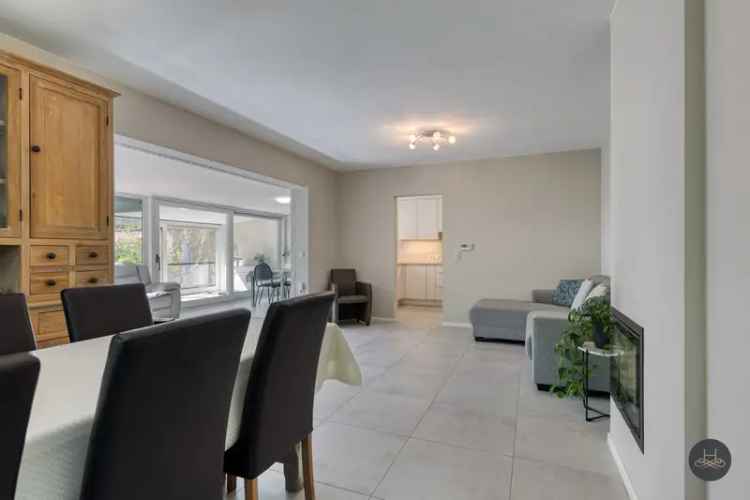 Ruime Gelijkvloerse Woning Achterin Gelegen