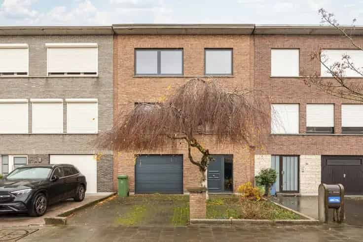 Gezinswoning te koop Merksem: Ruime woning met tuin en garage