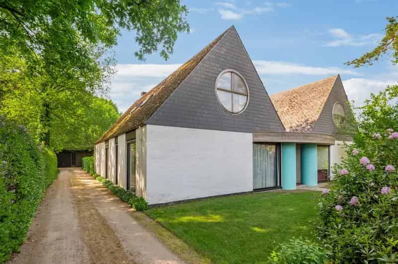 Huis te huur: te renoveren woning met grote tuin en garages