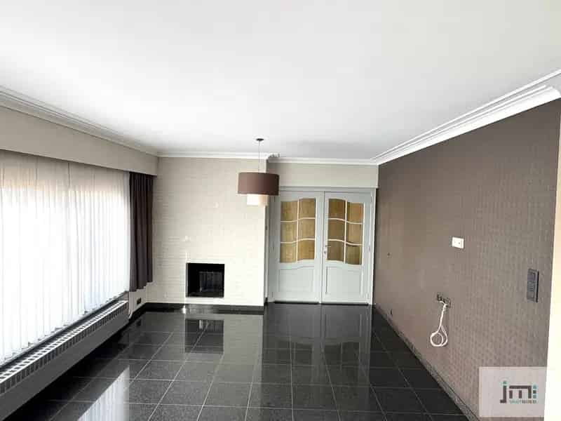 Goed onderhouden woning met ruime garage en carport