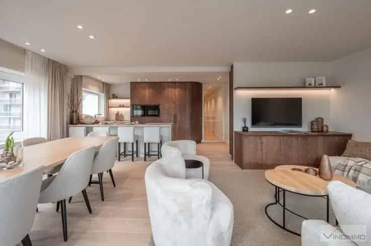 Lichtrijk gerenoveerd appartement met 3 slaapkamers te Duinbergen