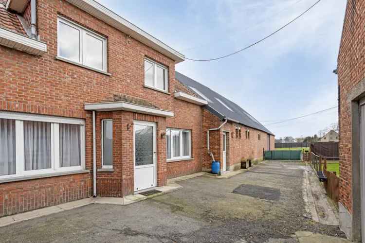 Huis te huur Zemst: Te renoveren hoeve met stallingen