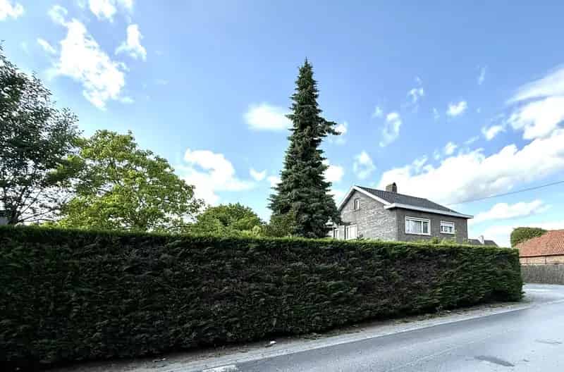 Villa te renoveren met bouwgrond Waregem