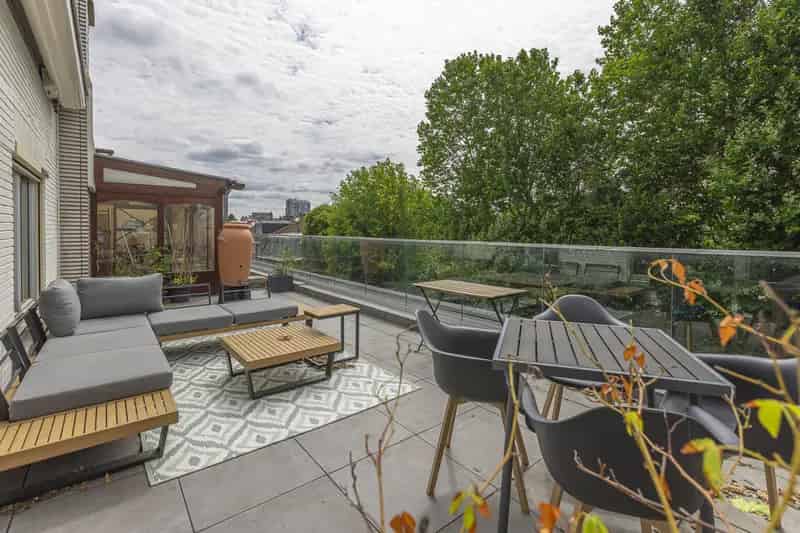 Lichtrijk Penthouse te Brussel met Terras en Garage