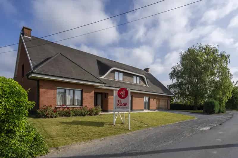 Charmante Villa te Koop in Kuurne met Grote Tuin en Mogelijkheid tot Aankoop Weide