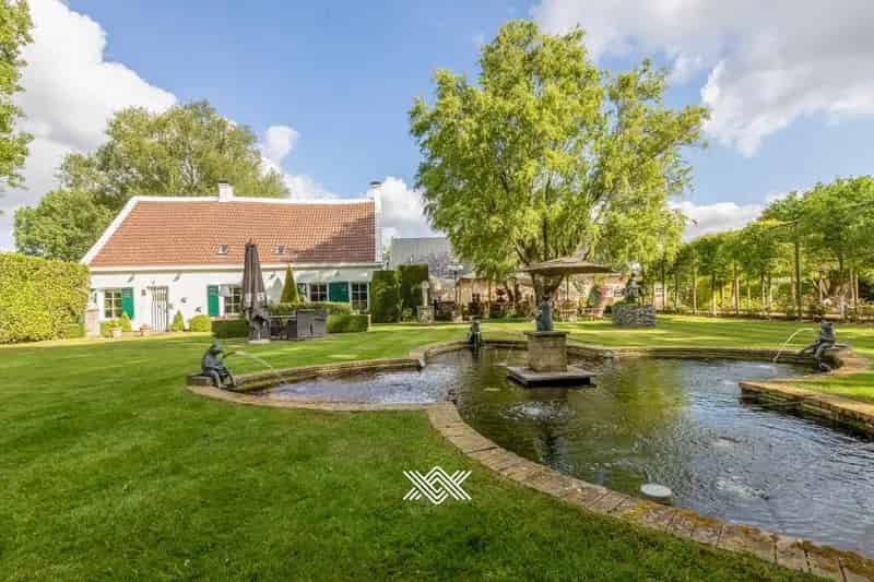 Landhuis met bedrijfsgebouw te koop in Lievegem