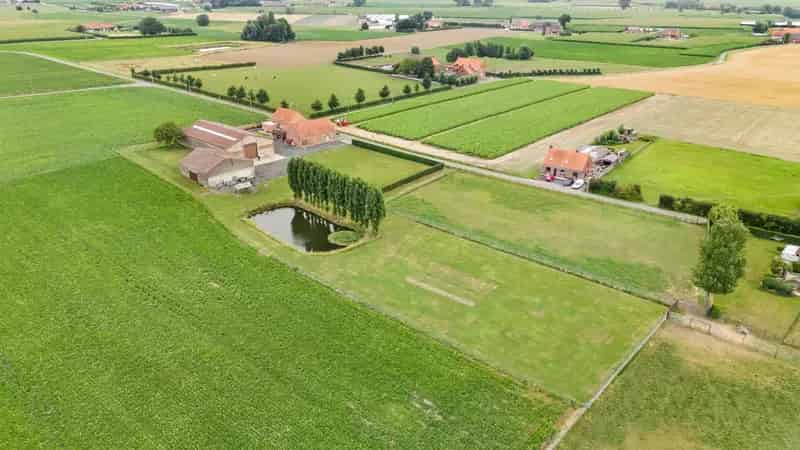Landelijke woning met ruime loods en tuin te Moorslede Slypskapelle