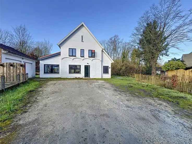 Te koop villa in Dworp met gerenoveerde woning en dubbele garage