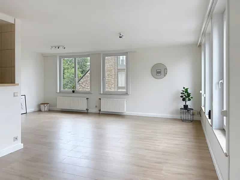 Lichtrijk Appartement Nabij Centrum