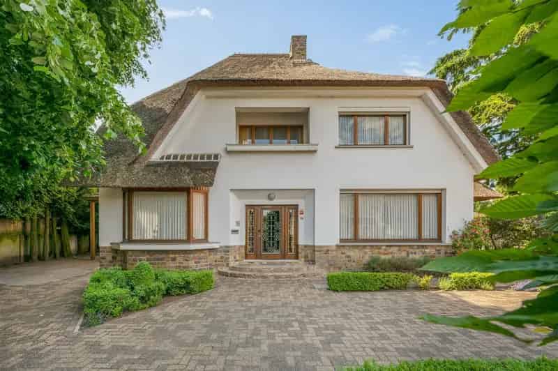 Te moderniseren villa met oa 4 slpk's en mooie tuin