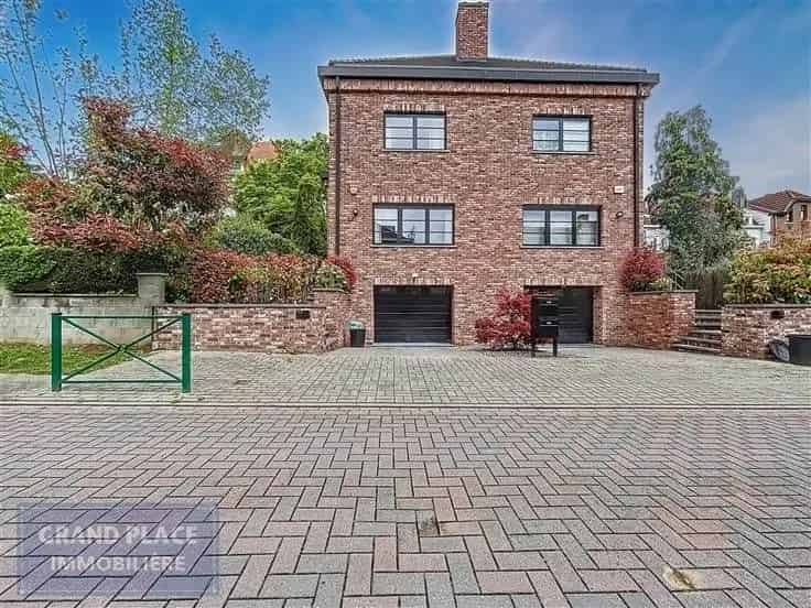 Huis Te Koop Sint-Pieters-Woluwe: Gerenoveerde Villa 250m²