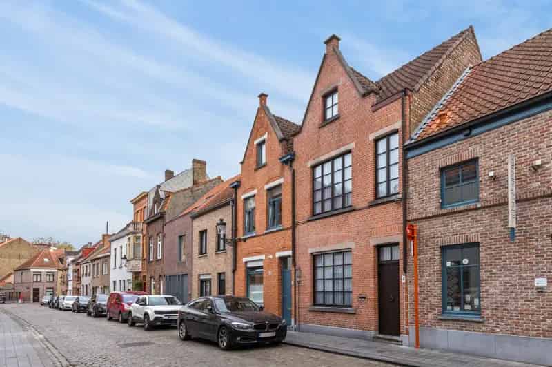 Huis te Koop Brugge: Charmante Burgerwoning met Tuin en Zomerhuisje
