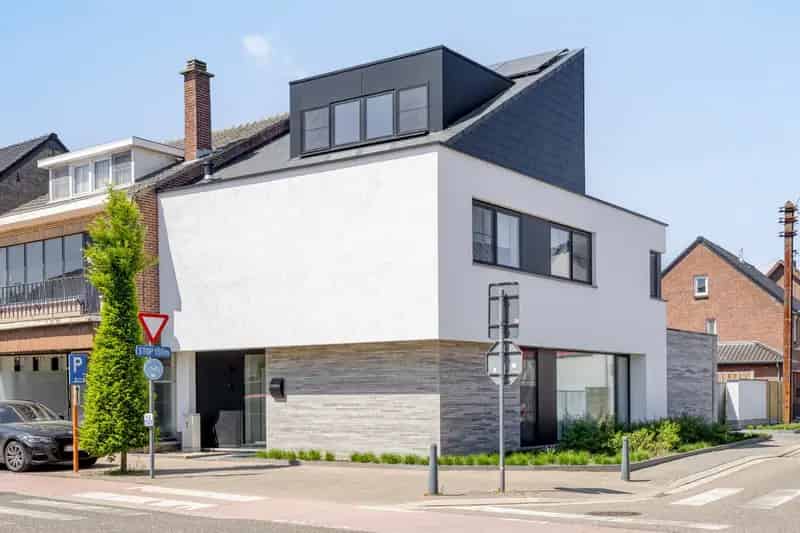 Energiezuinige patiowoning met 3 slpks, buro, hobbykamer en dubbele carport.