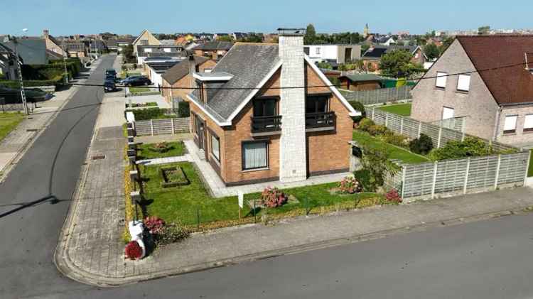 Alleenstaande woning met 4 slaapkamers en garage te Westende