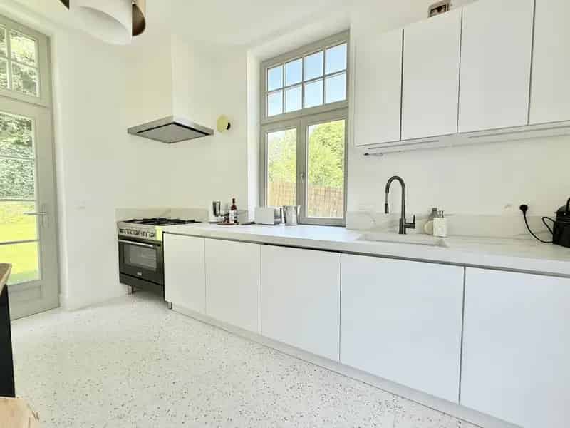 Huis te Linkebeek: gerenoveerde villa met 4 slaapkamers en grote tuin