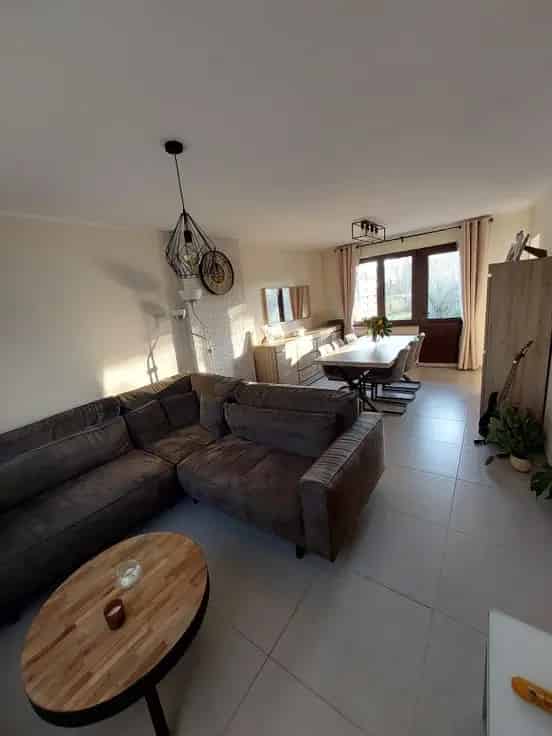 Huis Te Koop: Gerenoveerde woning nabij winkels en scholen