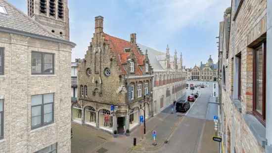 Verhuur handelspand in Veurne met historisch karakter en ruimte