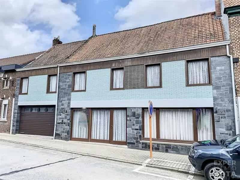 Te renoveren woning met dubbele garage en tuin te Anseroeul