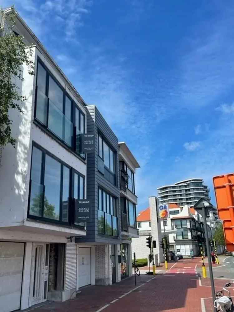 Casco appartementsgebouw met garage en 2 appartementen gelegen op de Natienlaan te Knokke.