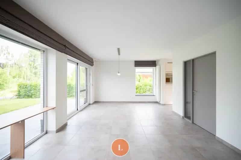 Recente Halfopen Woning Rustige Wijk Lauwe