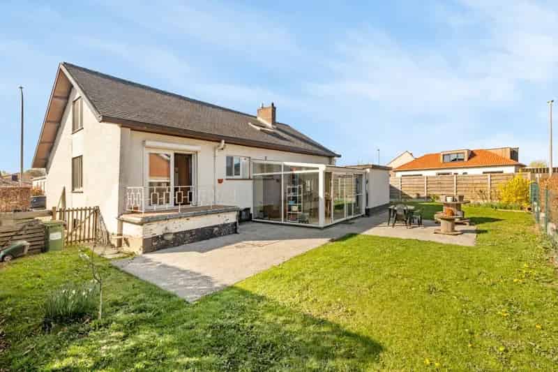 ALLEENSTAANDE WONING MET 5 SLPKS, 2 BADKAMERS, TUIN EN GARAGE