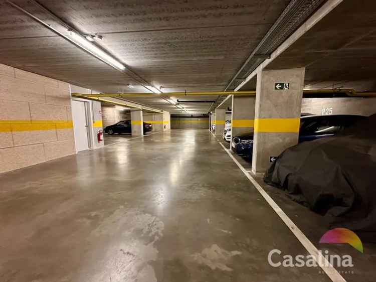 Binnenparkeerplaats te Huur