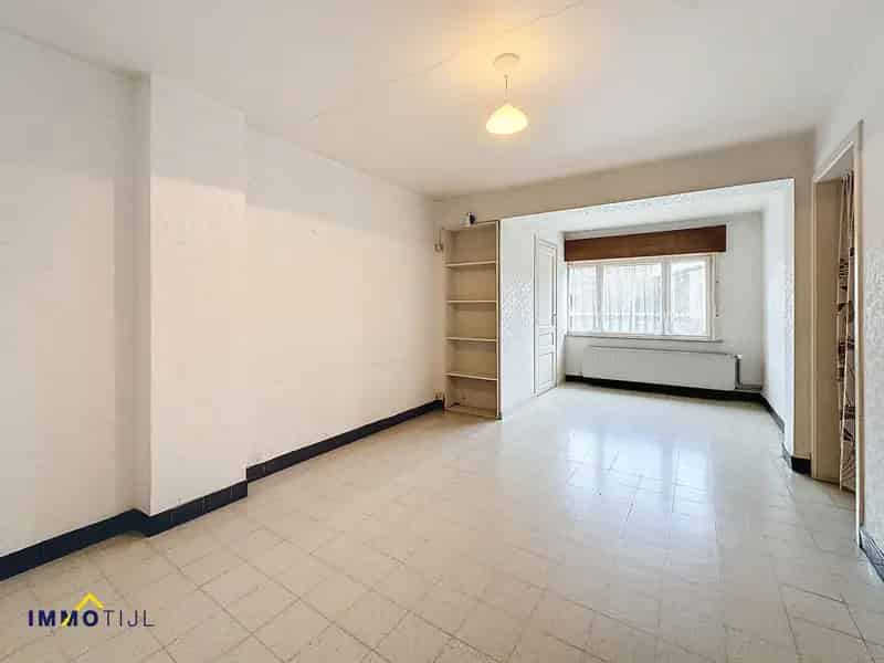 Op te knappen woning met garage en tuin te Lebbeke