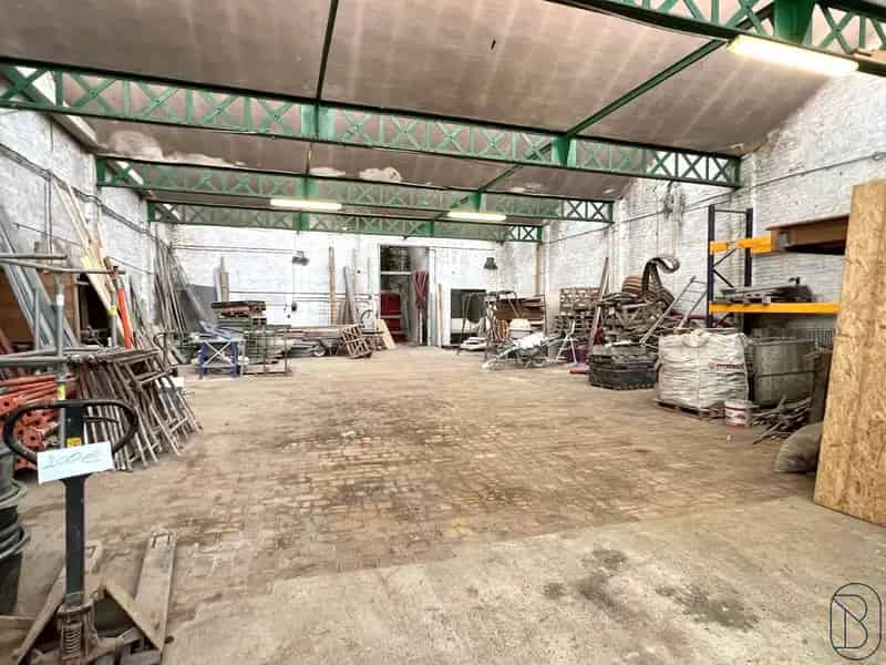 Groot Magazijn 400m2 met Parking Kantoren en Tuin te Koop