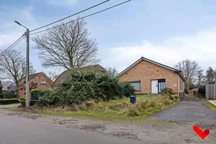 Huis Te Koop Te renoveren woning met veel potentieel