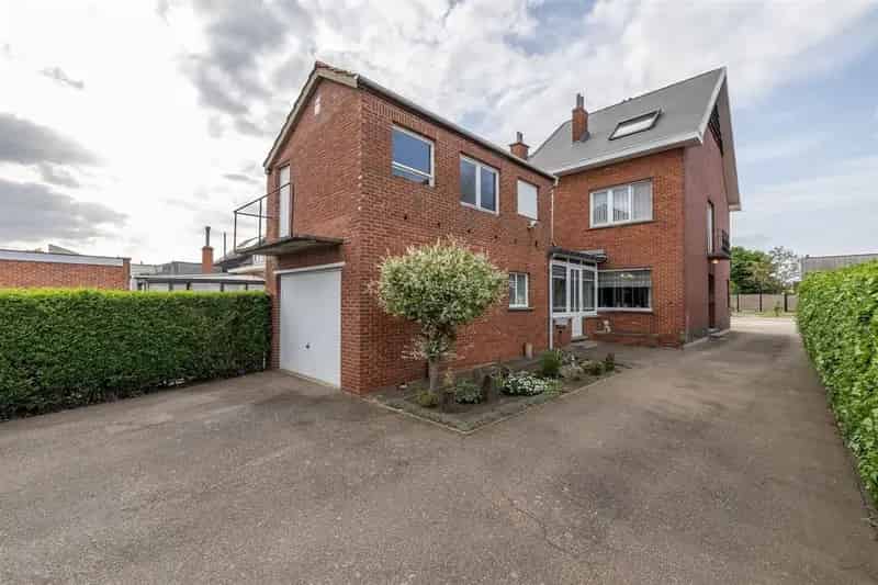 4 Slaapkamers Mooie Tuin Traplift Vernieuwd