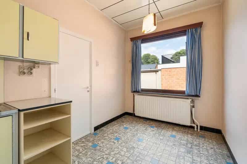 Te renoveren stadswoning met magazijn en tuin te Lede