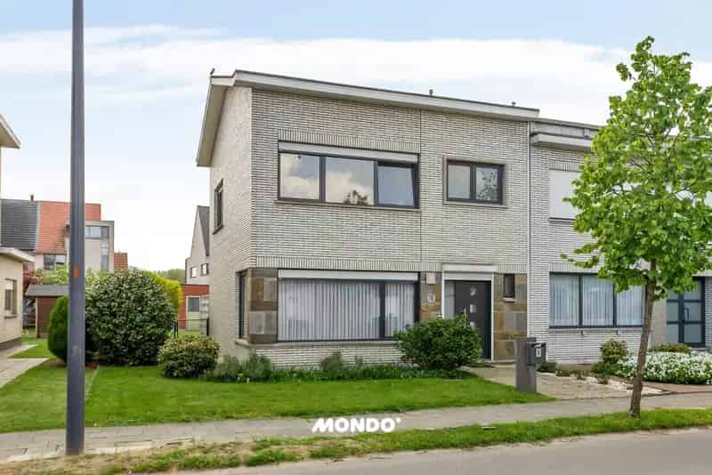 Halfopen Bebouwing Twee Garageboxen