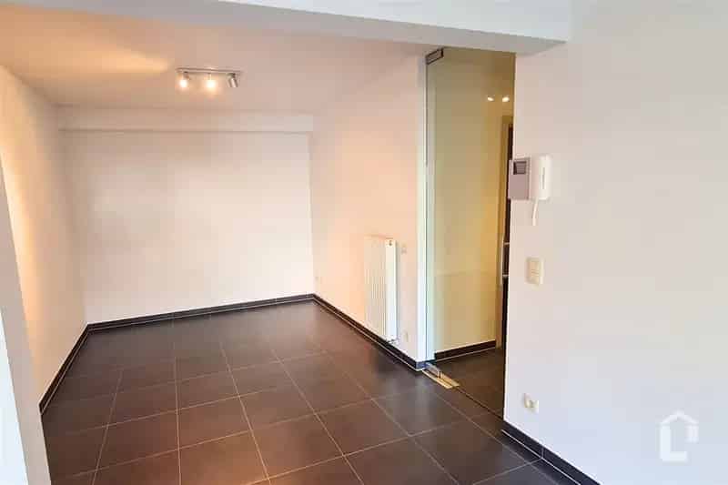 Ruim gelijkvloers appartement met tuin te Eke